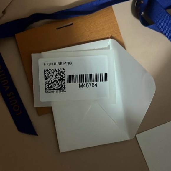 Louis Vuitton High Rise Crossbody bumbag EUC! - Picture 8 of 8